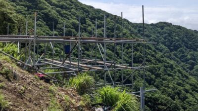 日本における足場設置：場所の状況に応じた安全対策