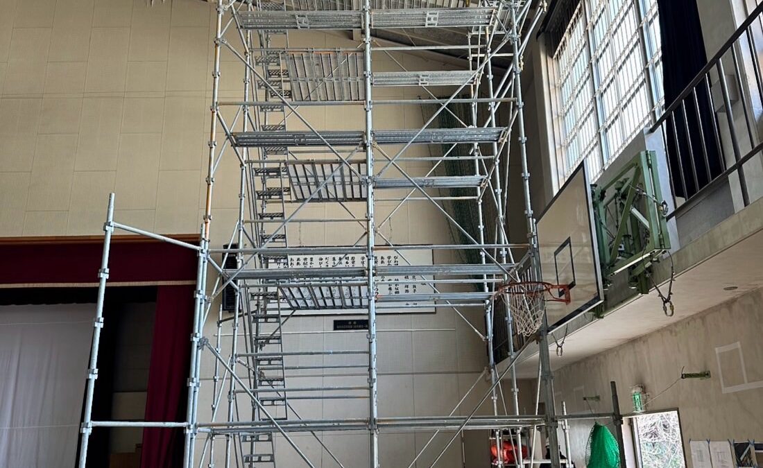 屋内での移動式足場の安全な利用と移動のための実践ガイド