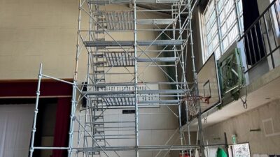 屋内での移動式足場の安全な利用と移動のための実践ガイド